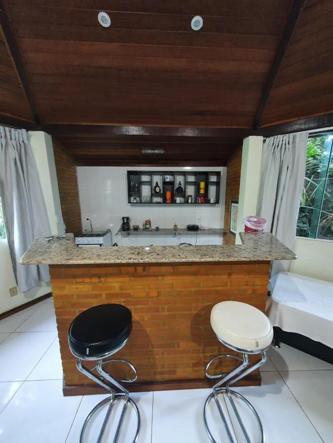 Suíte com Cama King-size e Vista da Piscina